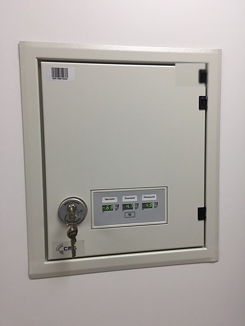 Medical gas cabinet with monitoring
