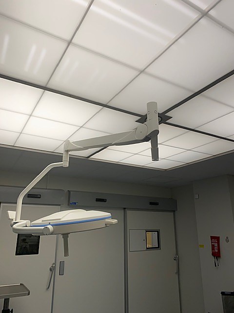 Operating theatre ceiling with air handling